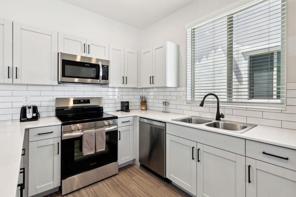 Deluxe House | Private kitchen | Coffee/tea maker, fridge, microwave, oven