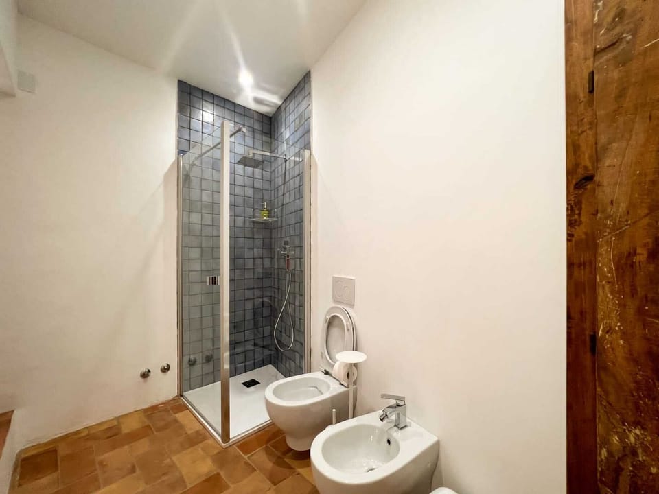 Family Quadruple Room | Bathroom | Shower, rainfall showerhead, free toiletries, hair dryer