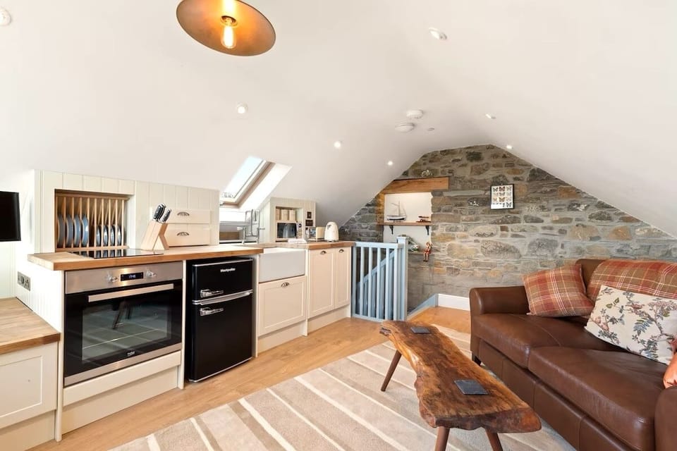 Cottage (1 Bedroom) | Private kitchen | Fridge, microwave, oven, stovetop