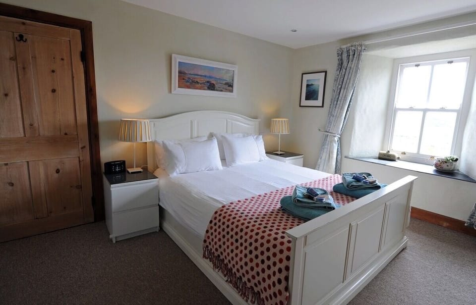 Upper Porthmawr - 5 Bedroom Cottage - Whitesands Cottage in Saint Davids