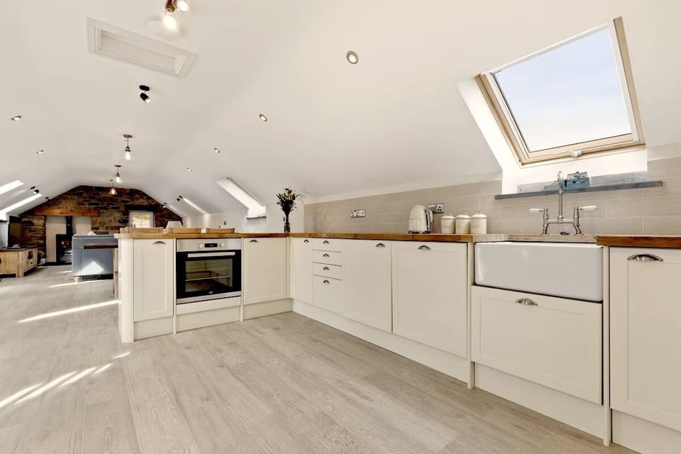 Cottage (3 Bedrooms) | Private kitchen | Microwave, oven, stovetop, dishwasher