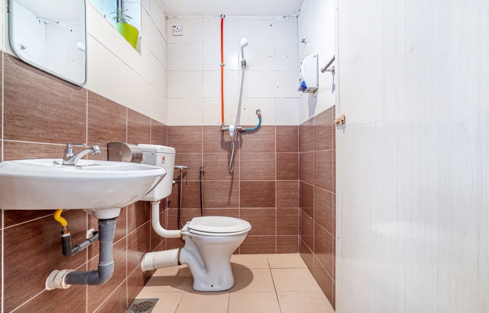 Shower, hair dryer, slippers, bidet