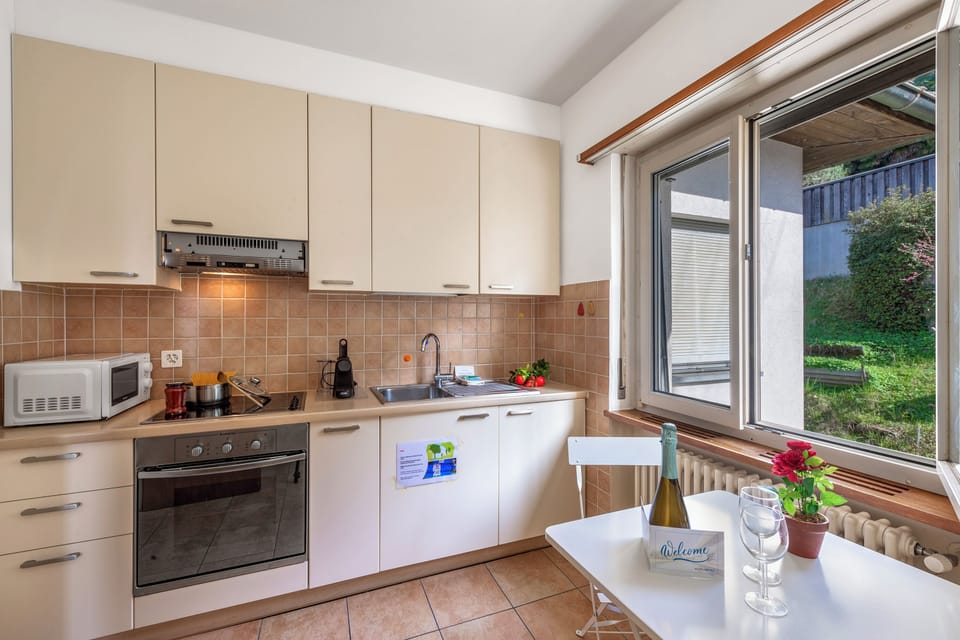 Family Apartment, 1 Bedroom, Balcony, Lakeside (Garden on the lake 1 -Vira Gambarogno) | Private kitchen