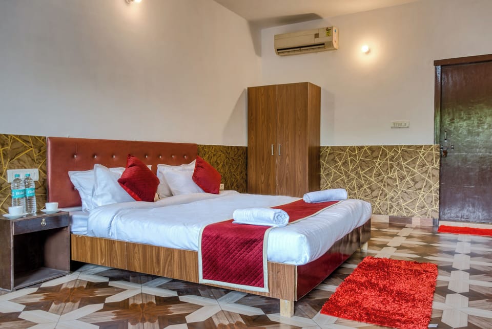 Deluxe Room, Mountain View | Desk, free WiFi, bed sheets