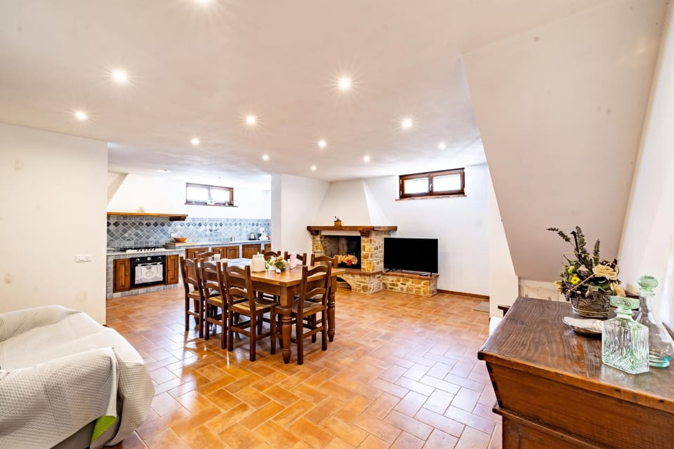 Family Villa, 4 Bedrooms, Microwave, Mountainside (Villa Vittoriano - Tuscan Villa for 7) | Dining