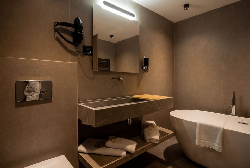 Suite | Bathroom | Free toiletries, hair dryer, bathrobes, bidet