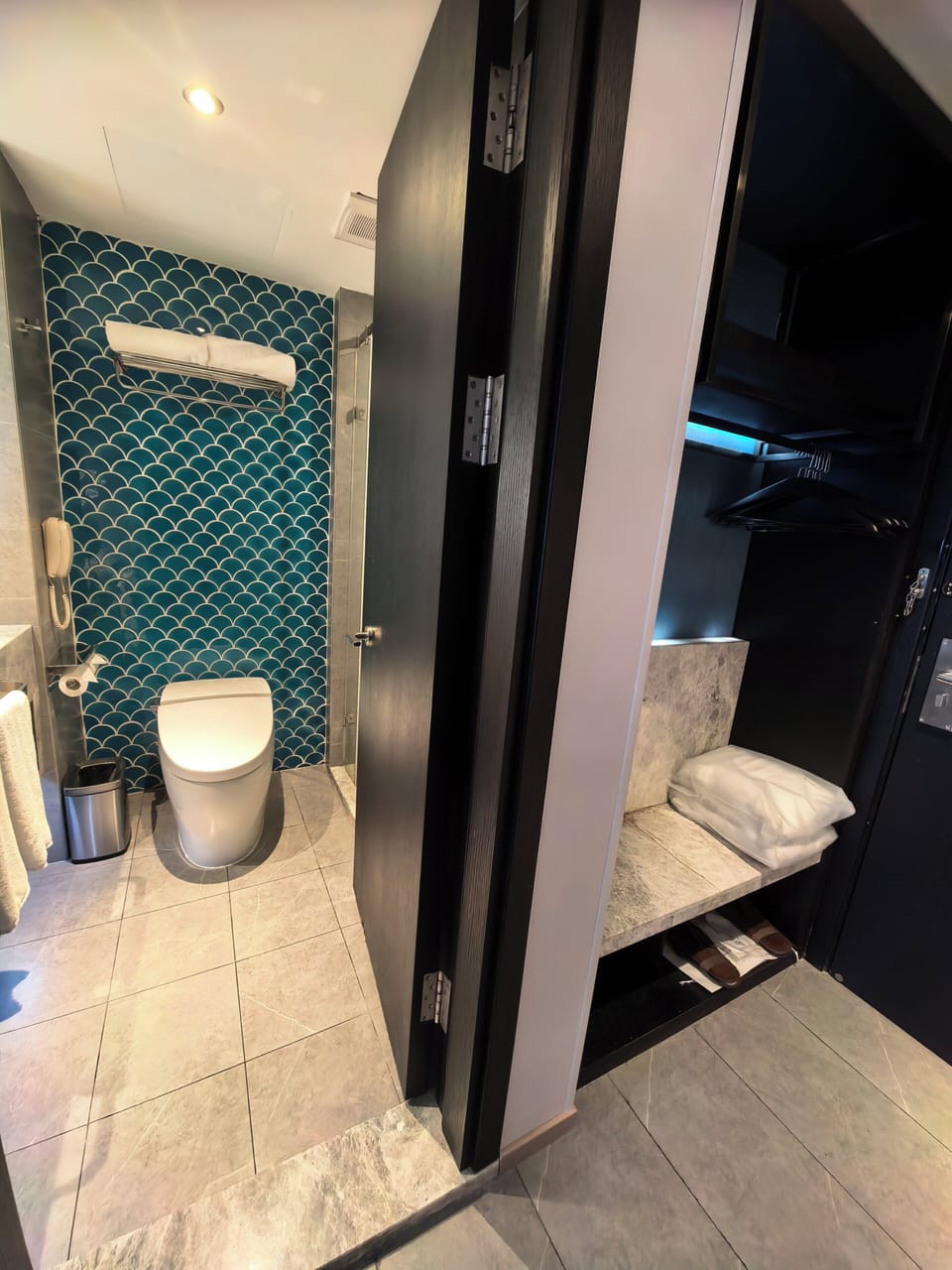 Shower, rainfall showerhead, free toiletries, hair dryer