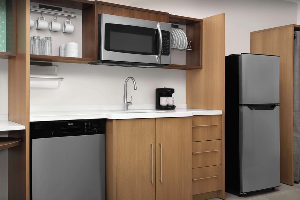 Suite, 1 King Bed, Accessible, Bathtub | Private kitchen