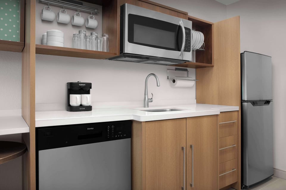 Studio Suite, 1 King Bed | Private kitchen