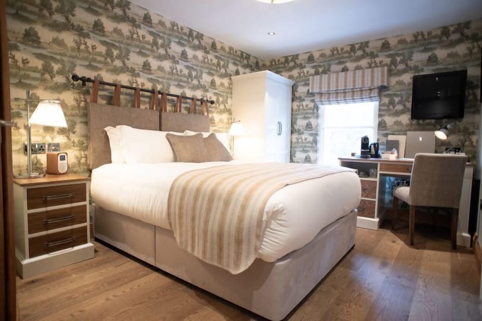 Standard Room, 1 King Bed | Minibar, in-room safe, individually decorated, individually furnished