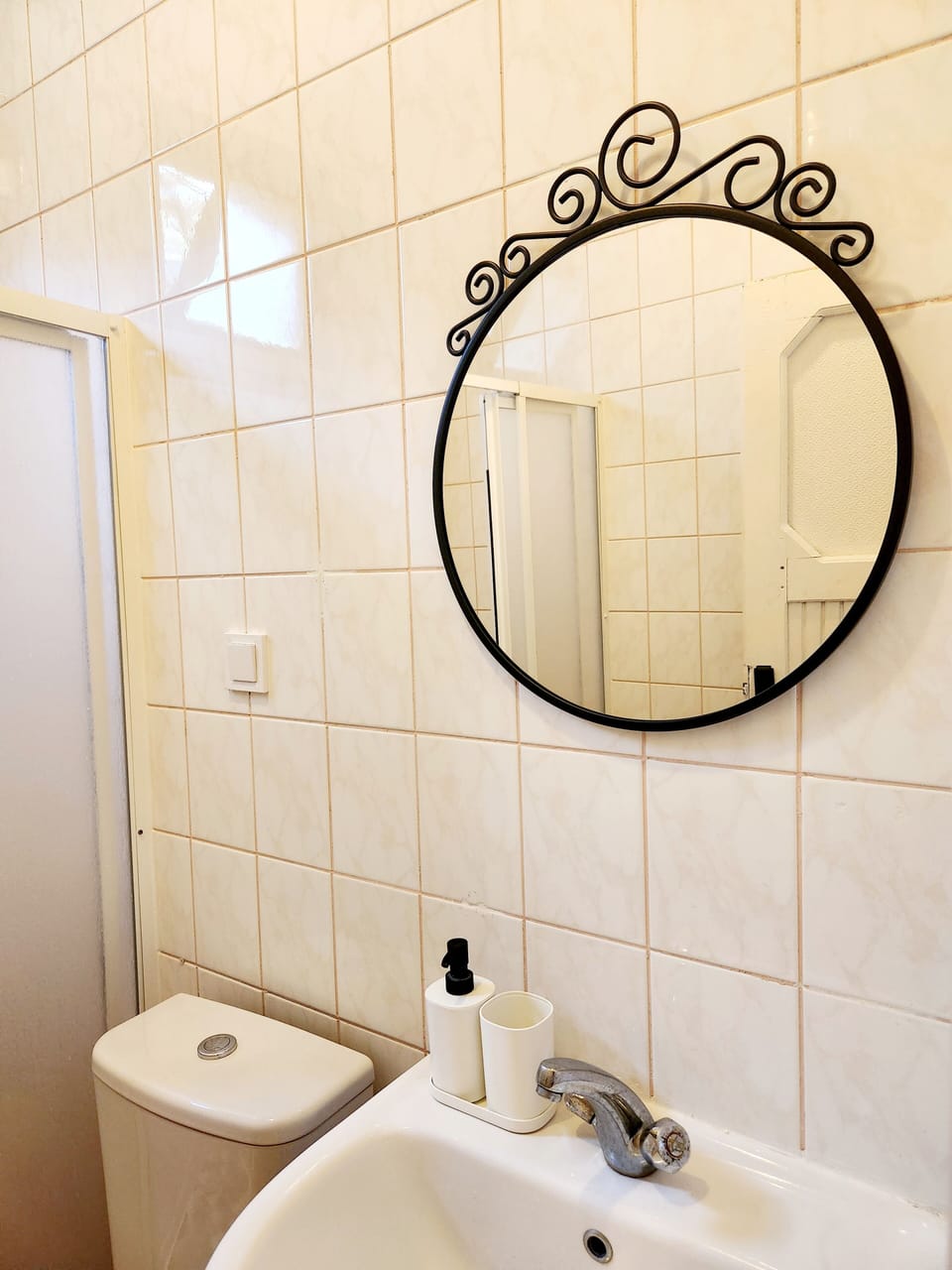 Classic Room | Bathroom | Shower, hair dryer, towels, soap
