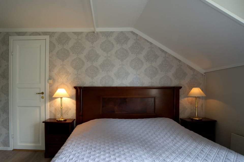 Pillowtop beds, desk, soundproofing, cribs/infant beds