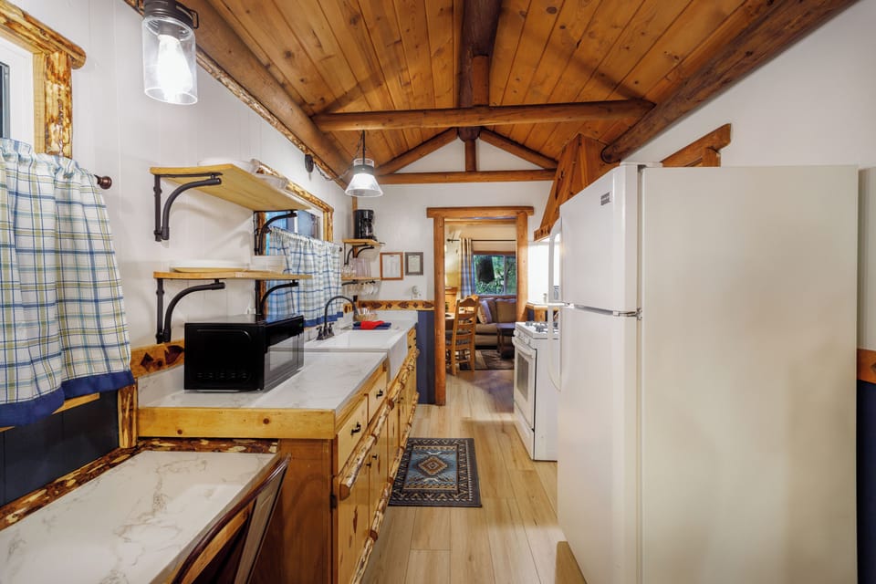 #4 Arrowhead Outpost (Non-Pet)  | Private kitchen | Full-size fridge, microwave, oven, stovetop