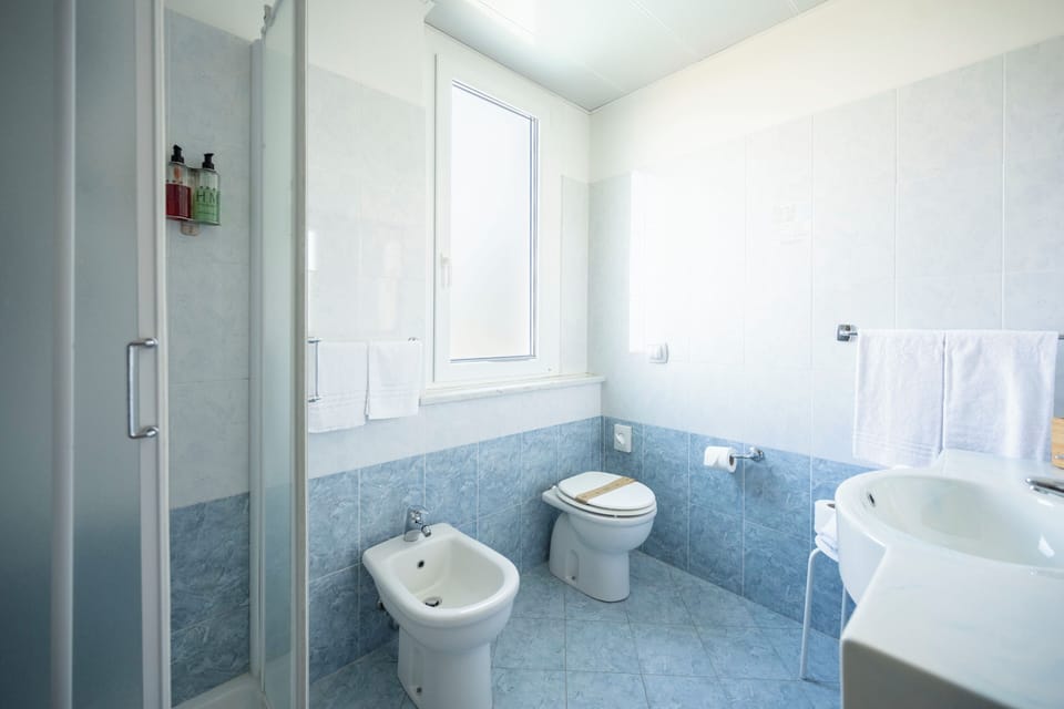 Superior Double Room, Sea View | Bathroom | Shower, free toiletries, hair dryer, bidet