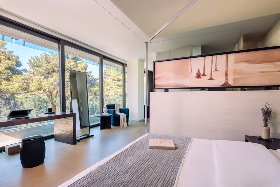 Junior Suite | Hypo-allergenic bedding, in-room safe, desk, laptop workspace