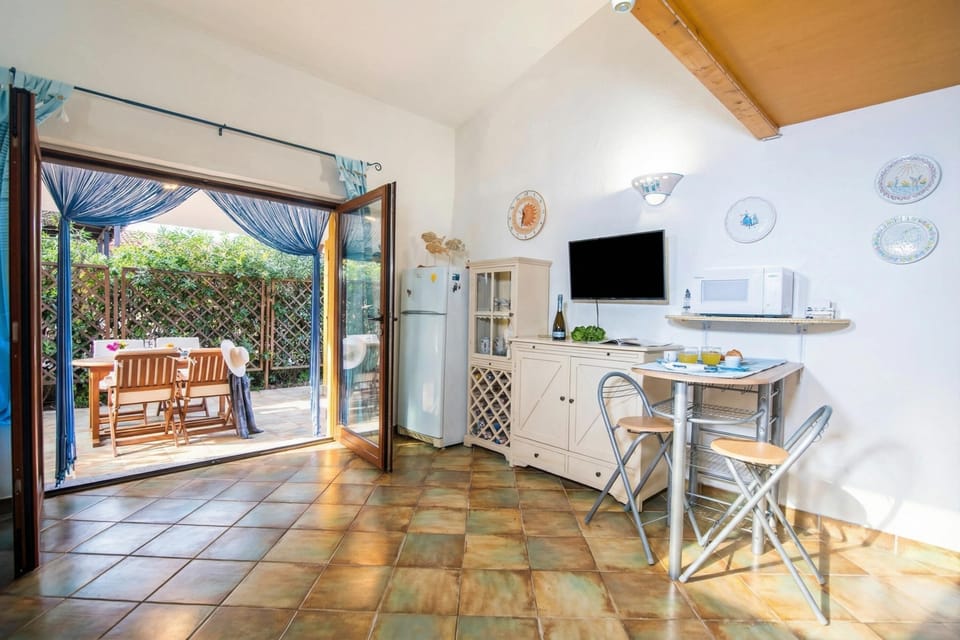 Family Apartment, Multiple Bedrooms (Su Entu) | Dining