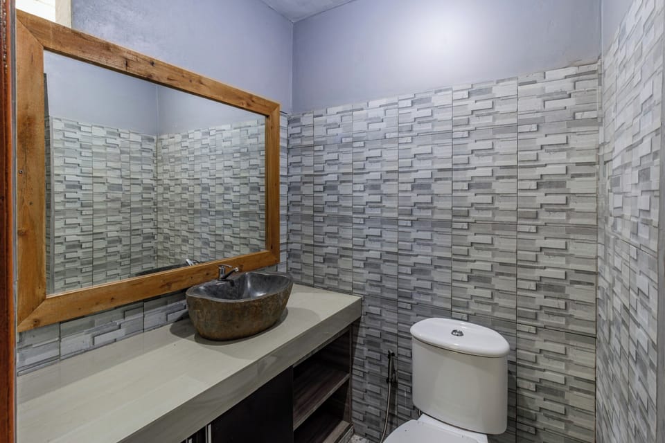 Standard Suite | Bathroom | Shower, towels, soap