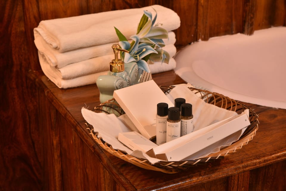 Heritage Suites | Bathroom | Free toiletries, towels, soap, shampoo