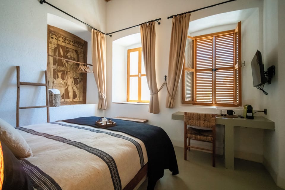 Deluxe Room | Free minibar items, individually decorated, desk, laptop workspace