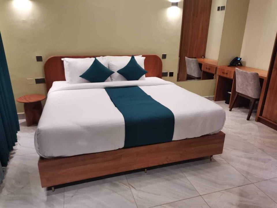 Deluxe Room, Garden View | 1 bedroom, in-room safe, individually furnished, desk