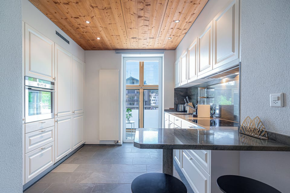 Full-size fridge, microwave, oven, stovetop