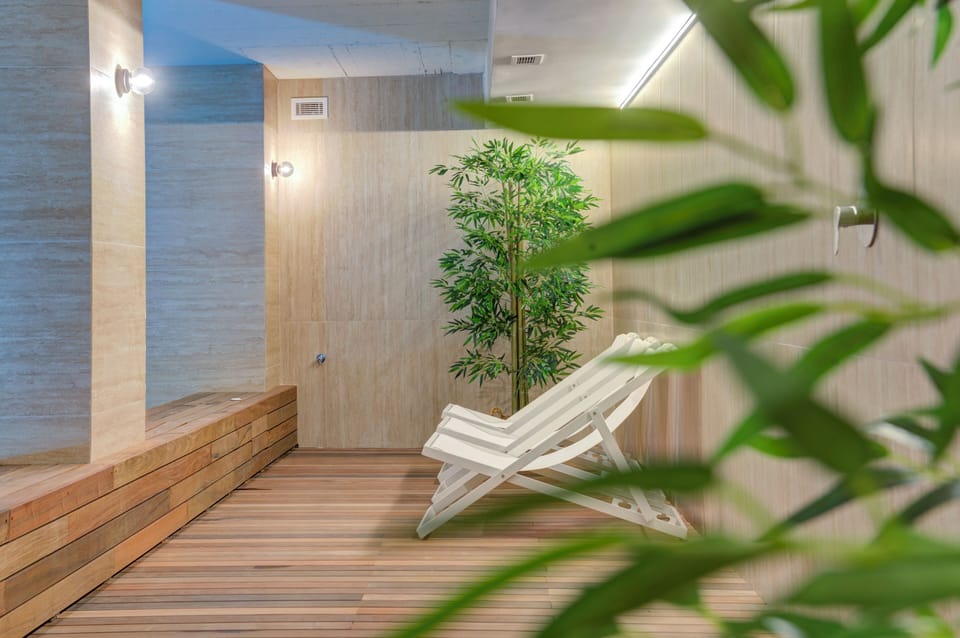 Couples treatment rooms, sauna, steam room, massages