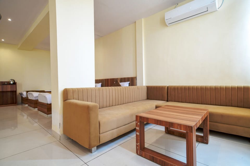 Family Room | Desk, WiFi (free), bed sheets