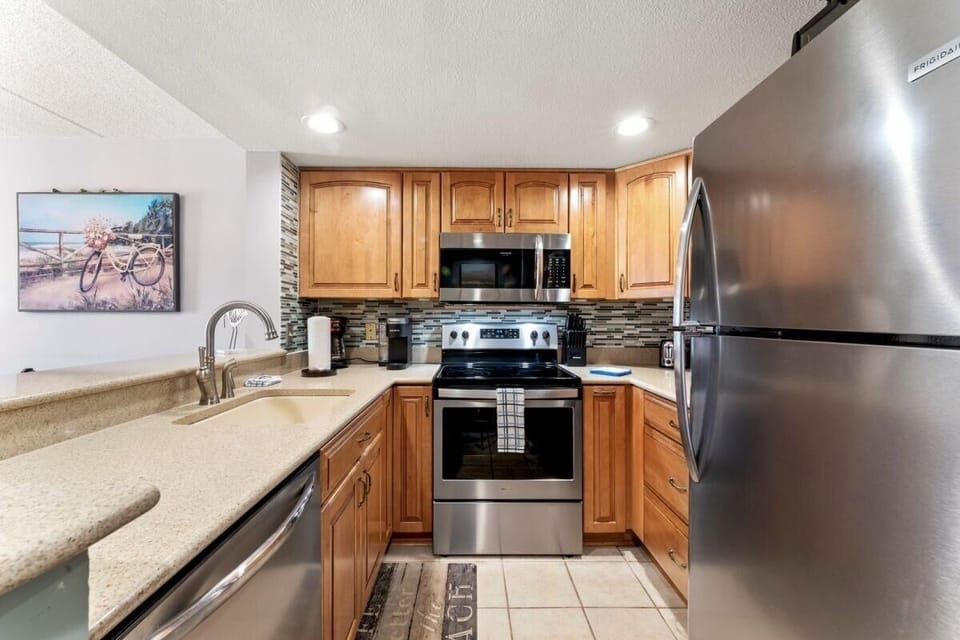 Condo, 2 Bedrooms | Private kitchen | Coffee/tea maker, fridge, oven, electric kettle