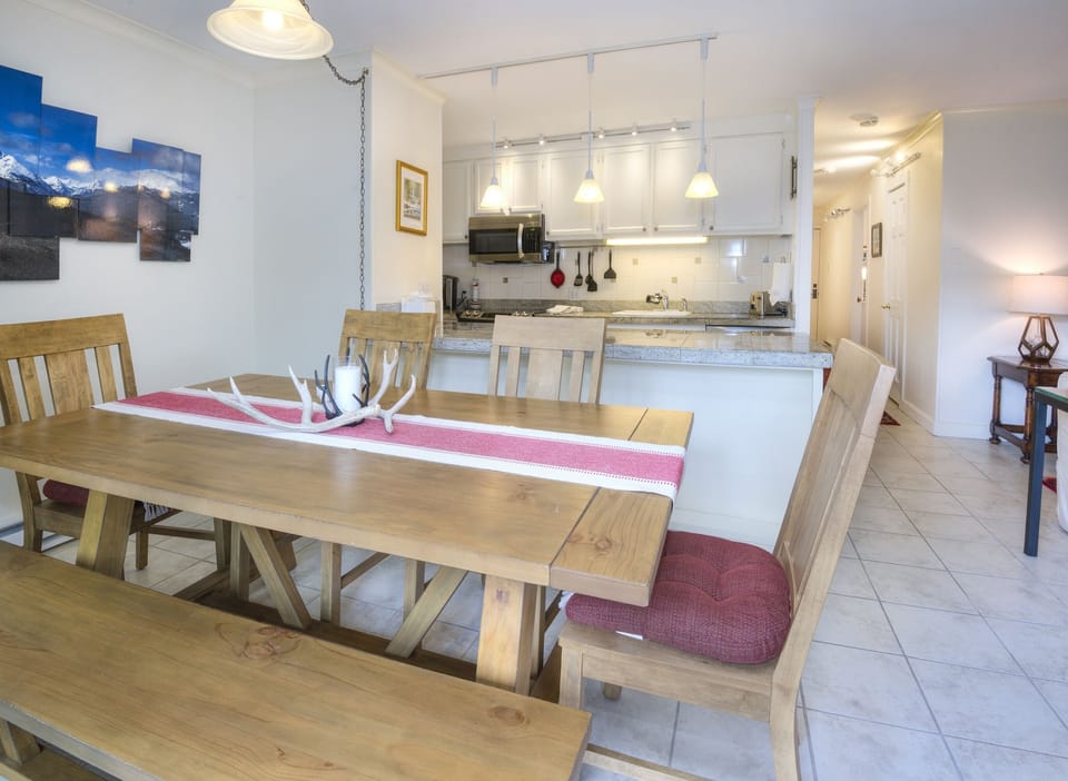 Condo, 2 Bedrooms | Dining
