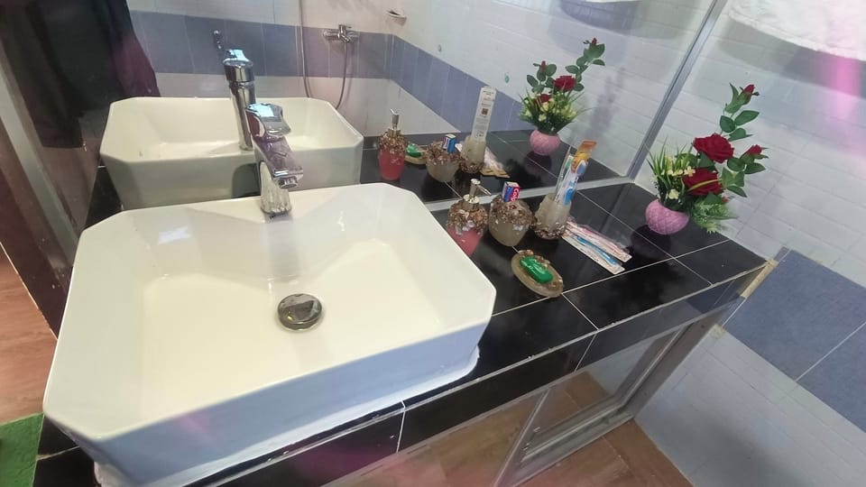 Deluxe Double or Twin Room | Bathroom | Slippers