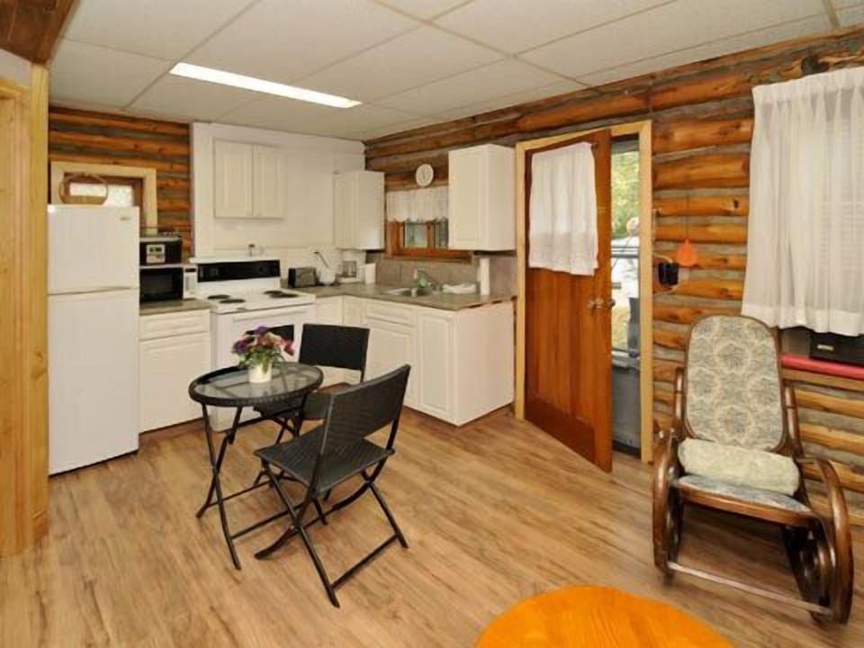 Classic Cottage, 2 Bedrooms Accessible (Cottage 6 & 7) | Living area | Flat-screen TV