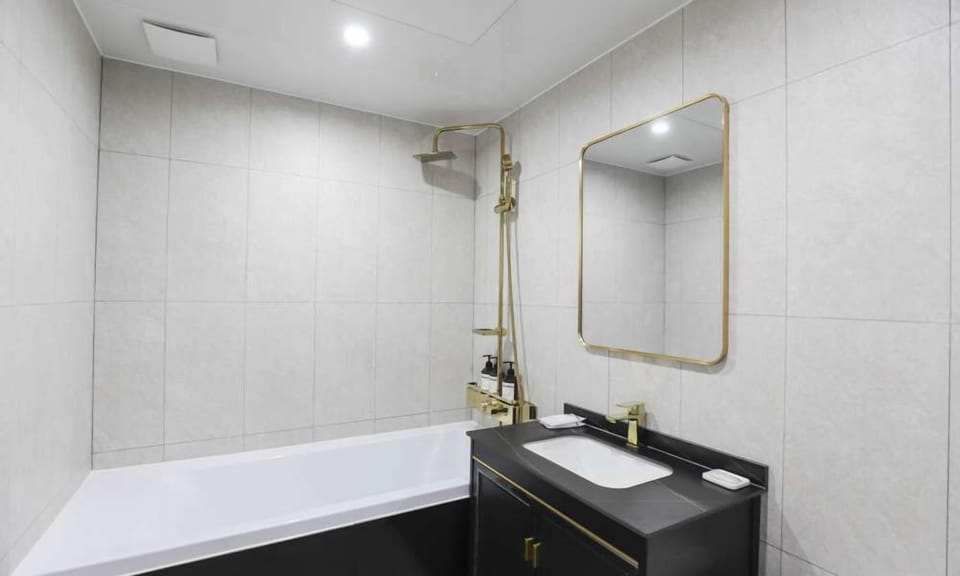 Suite Twin | Bathroom | Hair dryer, bathrobes, bidet, towels