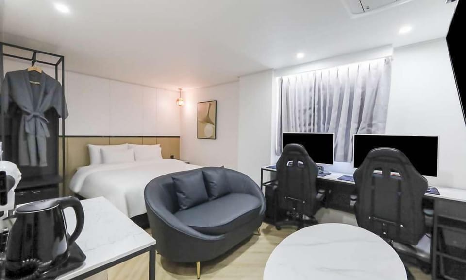 Deluxe Double Room | Individually decorated, individually furnished, soundproofing, free WiFi
