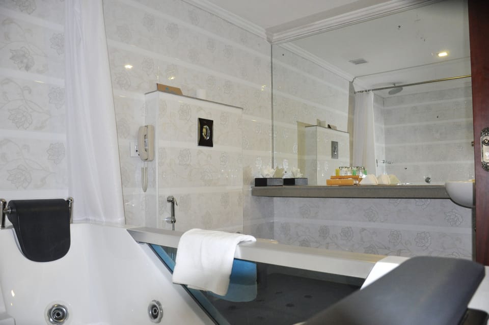 Grand Suite | Bathroom | Free toiletries, hair dryer, bathrobes, slippers