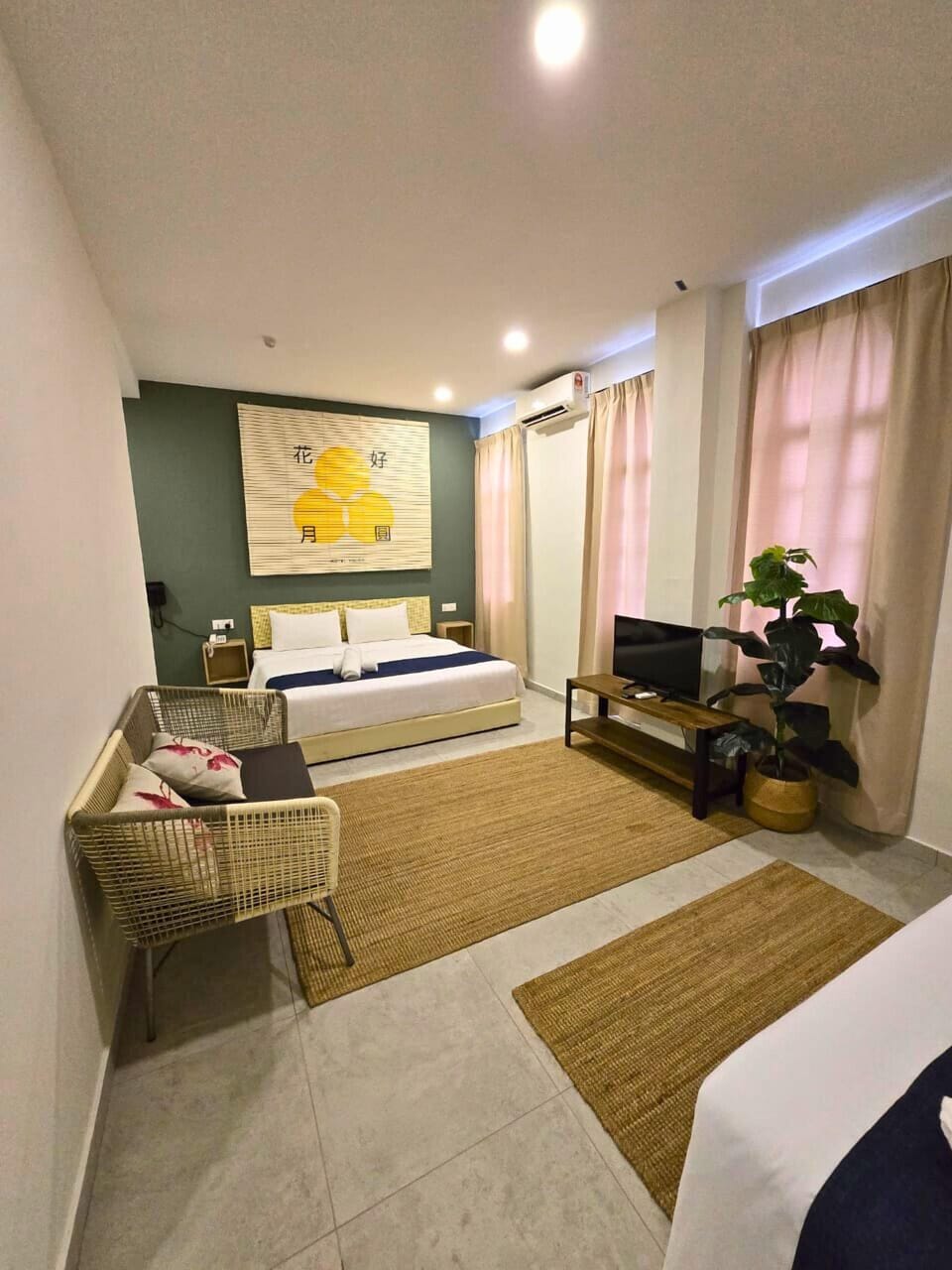 Superior King Suite | Desk, laptop workspace, iron/ironing board, free WiFi