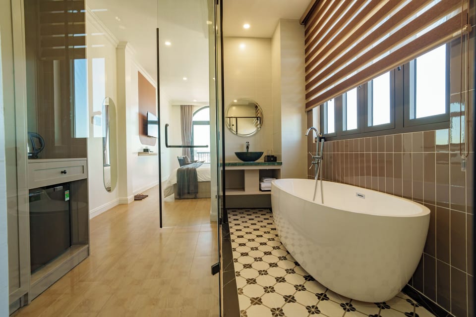 Deluxe Room, Bathtub, City View | Bathroom | Shower, hydromassage showerhead, eco-friendly toiletries, hair dryer