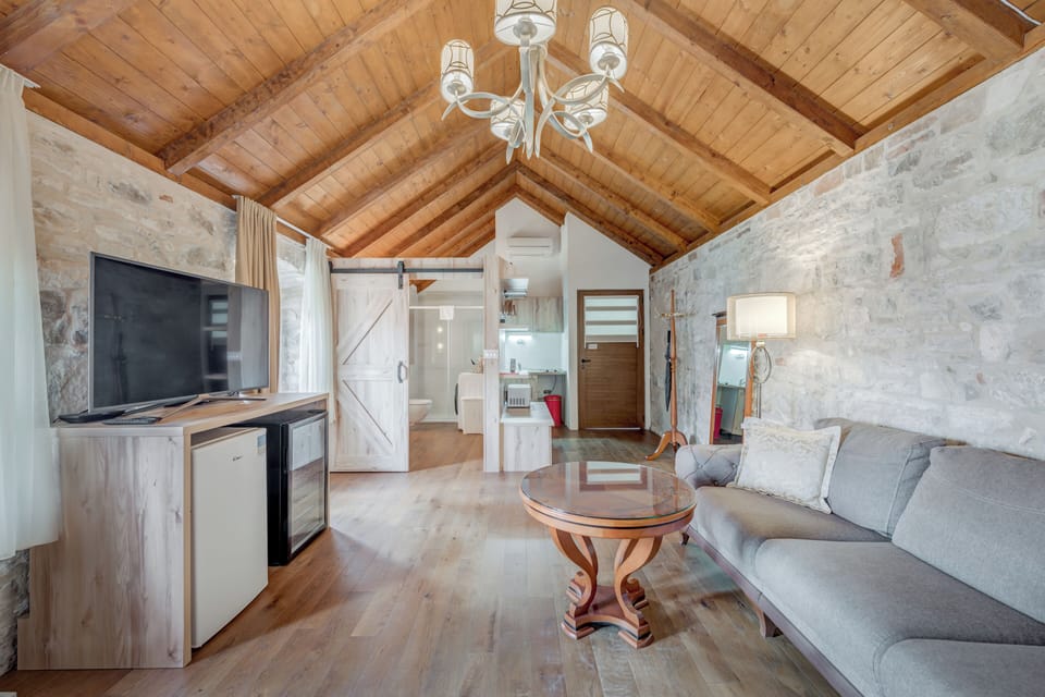 Deluxe Apartment | Down comforters, free WiFi