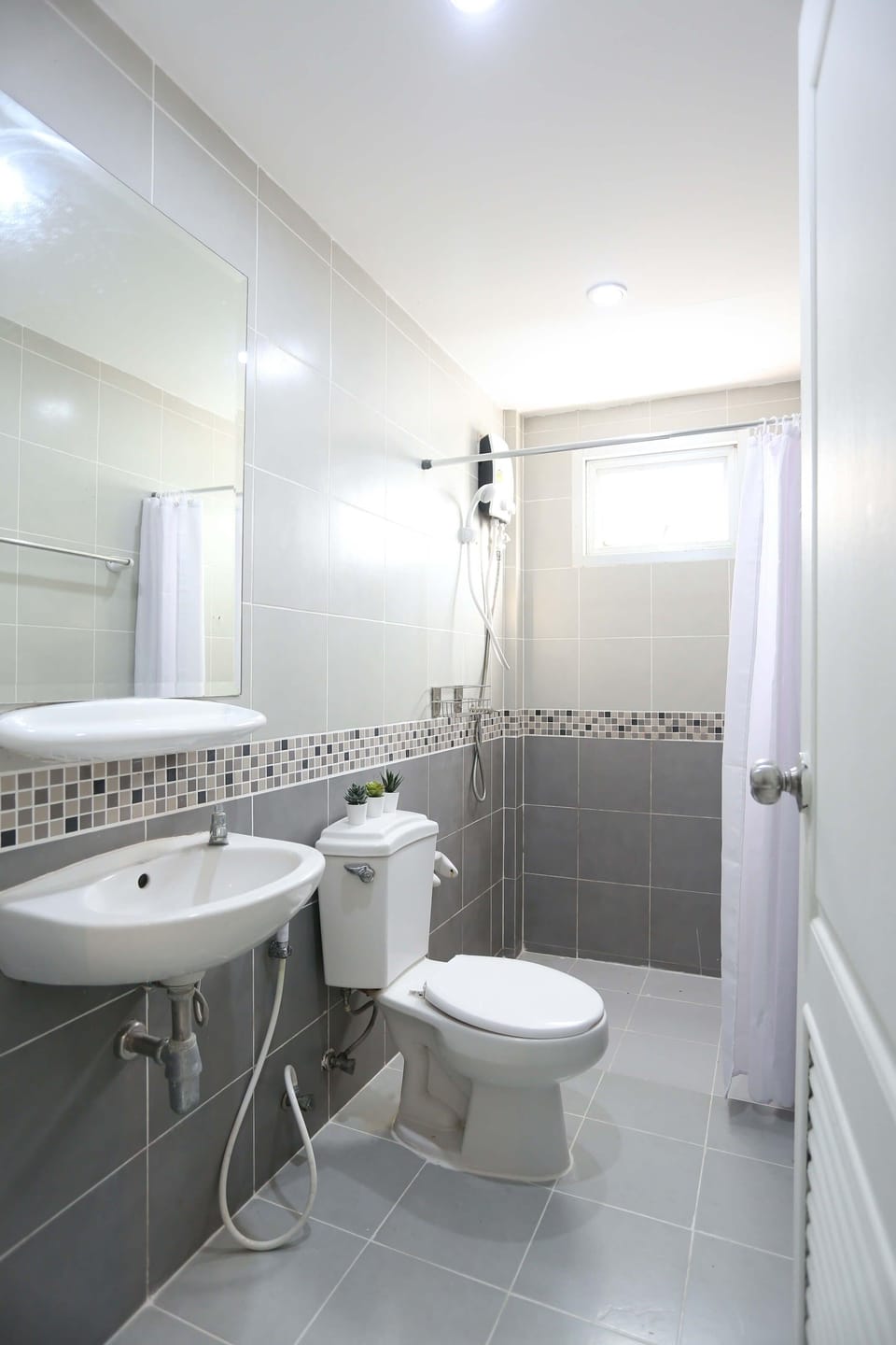Towels, soap, shampoo, toilet paper