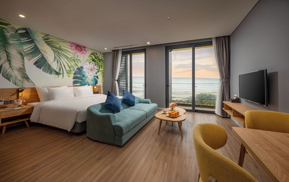 Desk, soundproofing, free WiFi, bed sheets