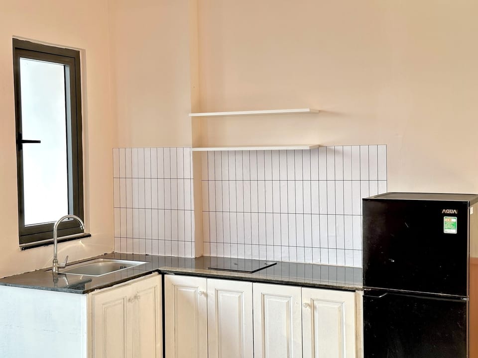 Deluxe Studio | Private kitchenette | Fridge, stovetop, cookware/dishes/utensils, cleaning supplies
