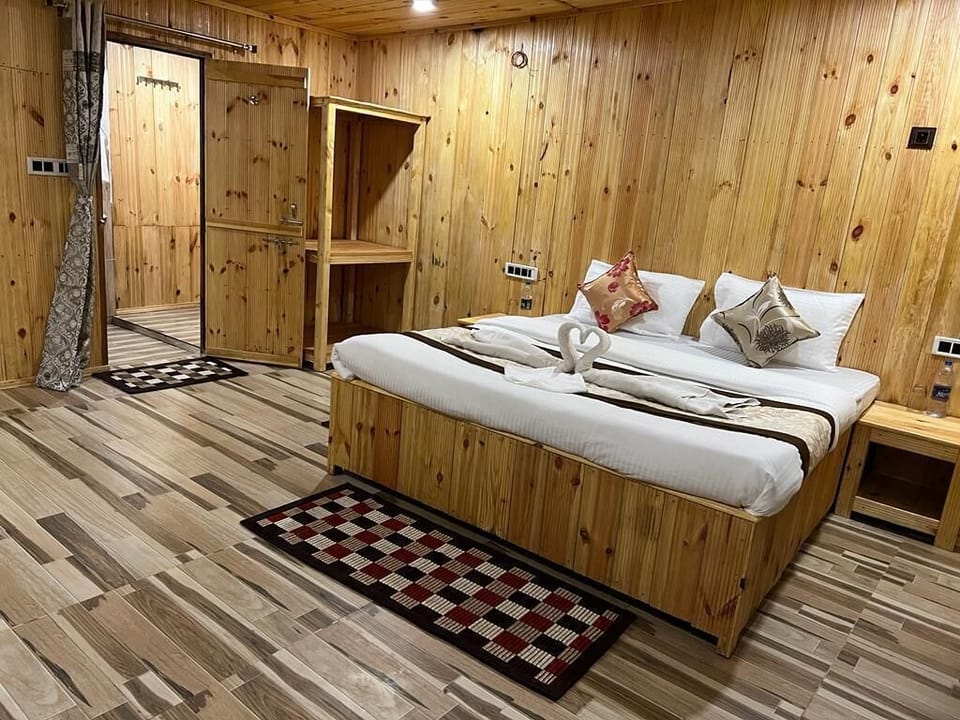 Luxury Room, Balcony, Garden View | Individually furnished, desk, free WiFi