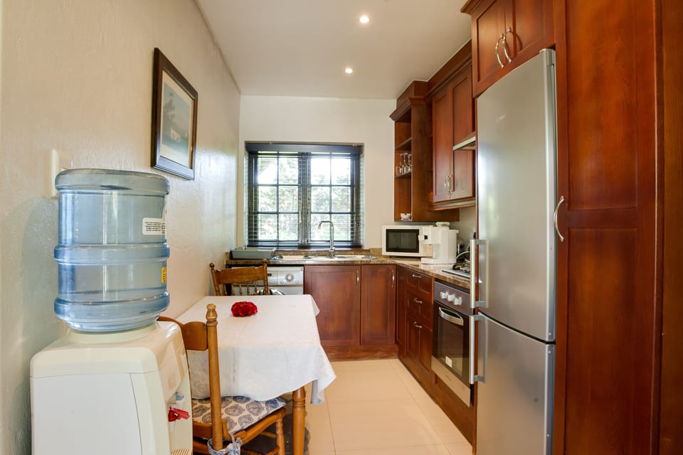 Cottage 7 | Private kitchen | Mini-fridge, microwave, espresso maker, coffee/tea maker