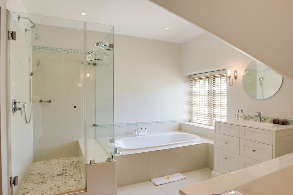 Deluxe Double Room 3 | Bathroom | Separate tub and shower, deep soaking tub, designer toiletries