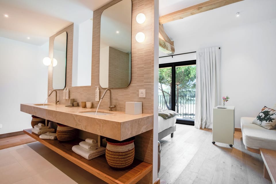Chambre Privilège | Bathroom | Free toiletries, hair dryer, bathrobes, slippers