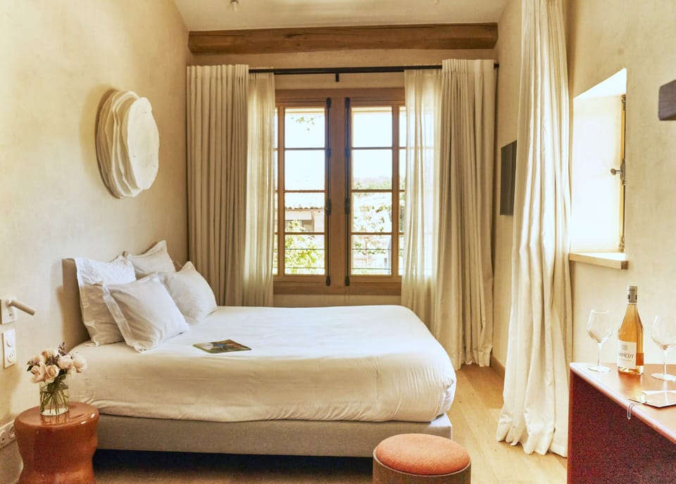 Chambre Supérieure | In-room safe, desk, laptop workspace, blackout drapes