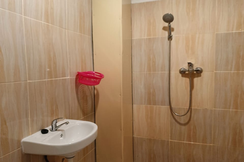 Standard Double Room | Bathroom | Shower, towels