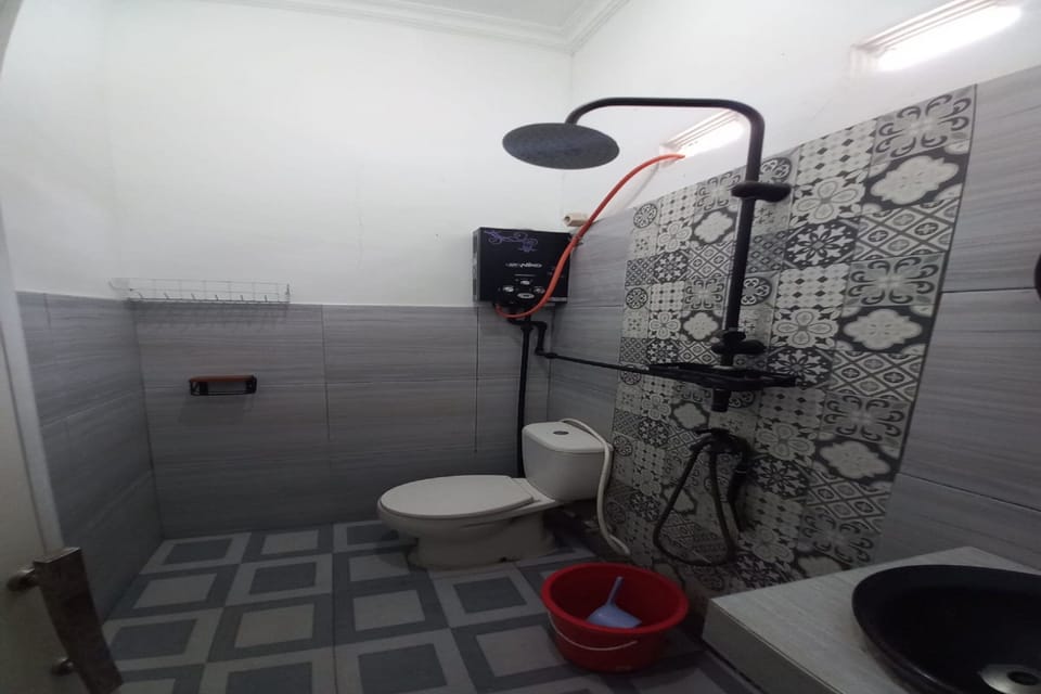 Deluxe Double Room | Bathroom | Shower, towels