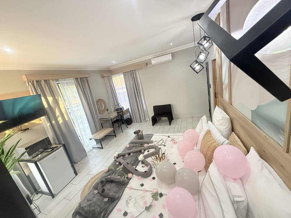 Deluxe Double or Twin Room, 1 King Bed | Premium bedding, in-room safe, individually decorated