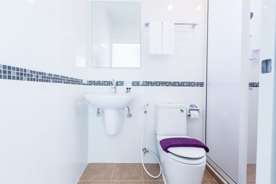 Bachelor | Bathroom | Shower, free toiletries, hair dryer, bidet