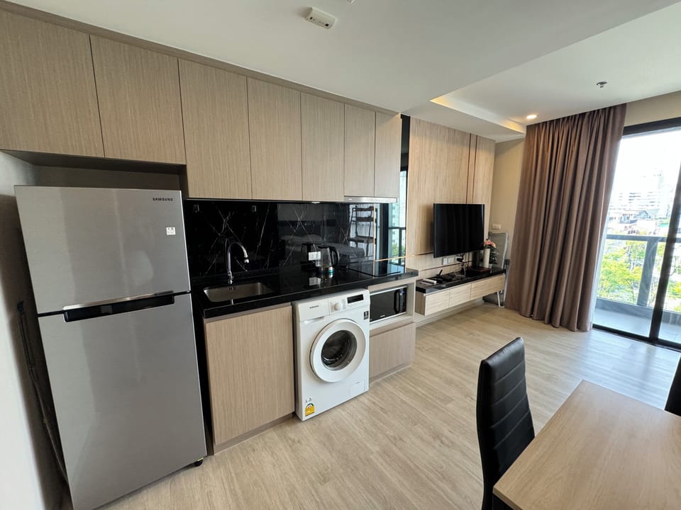 Studio | Private kitchen | Fridge, microwave, stovetop, electric kettle